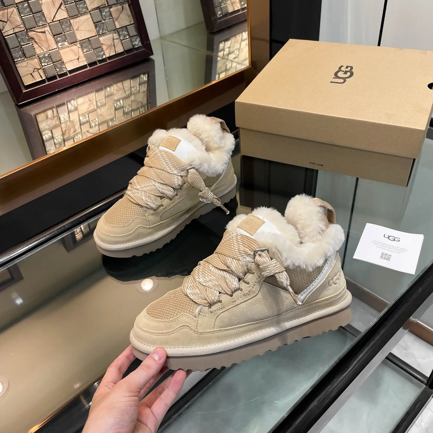 Men's shoes for P580! UGG~25vs popular platform thick-soled casual shoes series... [Round-toe thick-soled casual shoes] A shoe that does not clash with shirts, simple partition design ➕ spotted outsole, silk curls on the upper, a must-have for autumn and winter, can be worn with any pants or skirt, very comfortable and beautiful on the feet... ❶Material: Original customized cow ➕Breathable mesh ❷Inner lining: Original customized wool ❸ Foot pads: Original customized sheepskin ❹Outsole: Original molded wear-resistant velvet foam outsole ❺Number of codes: 35-41 ❻Packaging: Original full set of packaging ☀Color: Official website updated simultaneously